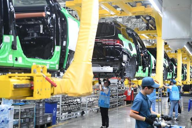 &emsp;&emsp;8月14日在重庆赛力斯汽车凤凰智慧工厂拍摄的新能源汽车生产